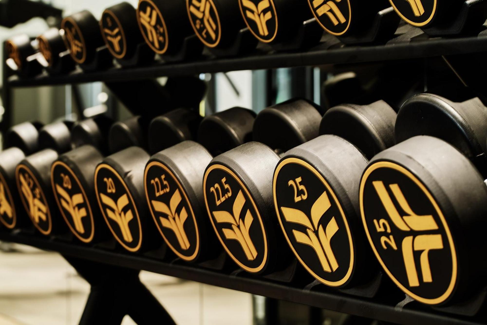 City Of Dreams Mediterranean - Integrated Resort, Casino & Entertainment Лимасол Экстерьер фото Dumbbells at a gym