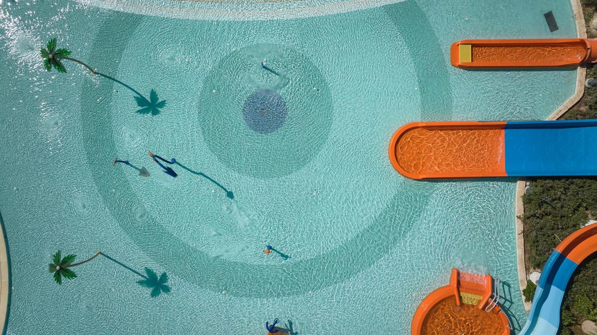City Of Dreams Mediterranean - Integrated Resort, Casino & Entertainment Лимасол Экстерьер фото The pool at the hotel